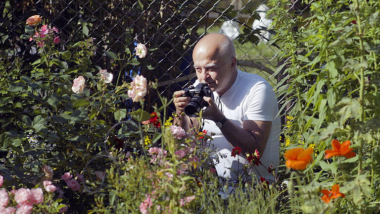 Yadegar Asisi beim Fotografieren im Leipziger Vorstadtgarten - dem Garten seiner langjährigen, verstorbenen Mitarbeiterin Carola.