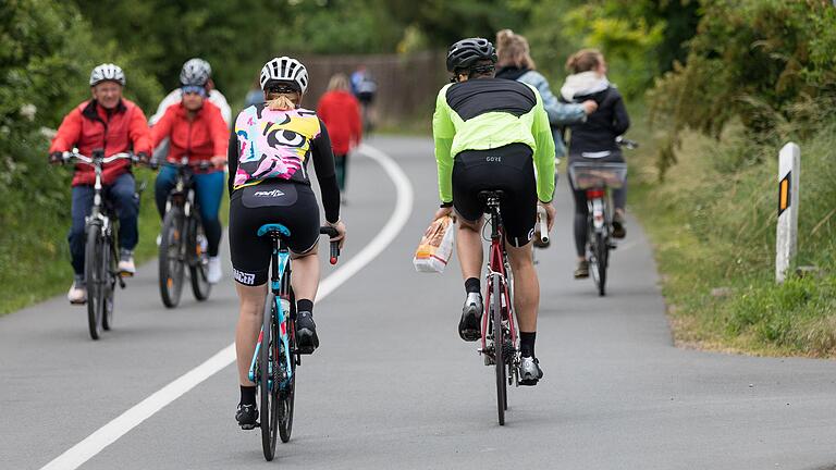 Radfahren wird bei Einheimischen und Touristen immer beliebter – nur fehlen oft geeignete Radwege. Das Bild zeigt den viel befahrenen Weg zwischen Würzburg und Randersacker. Radfahren wird bei Einheimischen und Touristen immer beliebter – nur fehlen oft geeignete Radwege. Das Bild zeigt den viel befahrenen Weg zwischen Würzburg und Randersacker. 