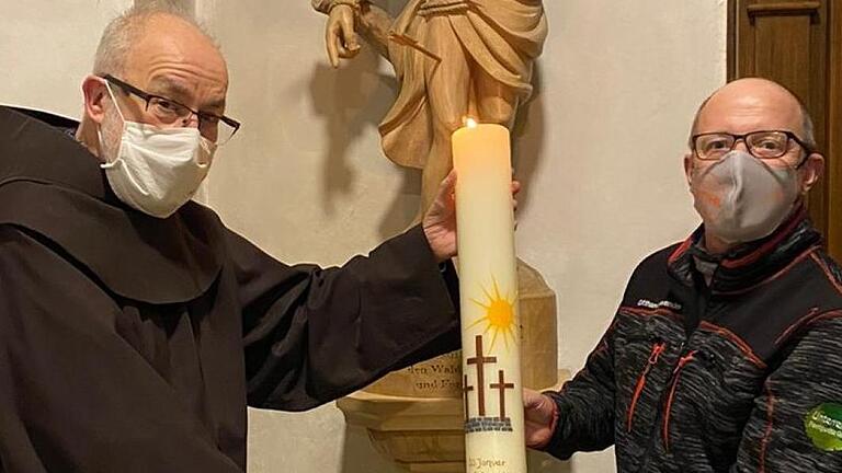Bruder Korbinian (links) und Organisator Gotthard Schwender präsentieren die Danksagungskerze des Sebastianstages. Diese wird nächste Woche in der Klosterkirche auf dem Kreuzberg stehen. Foto: Jannik Schwender - Bruder Korbinian (links) und Organisator Gotthard Schwender präsentieren die Danksagungskerze des Sebastianstages. Diese wird nächste Woche in der Klosterkirche auf dem Kreuzberg stehen. Foto: Jannik Schwender Bruder Korbinian (links) und Organisator Gotthard Schwender präsentieren die Danksagungskerze des Sebastianstages. Diese wird nächste Woche in der Klosterkirche auf dem Kreuzberg stehen. Foto: Jannik Schwender - Bruder Korbinian (links) und Organisator Gotthard Schwender präsentieren die Danksagungskerze des Sebastianstages. Diese wird nächste Woche in der Klosterkirche auf dem Kreuzberg stehen. Foto: Jannik Schwender