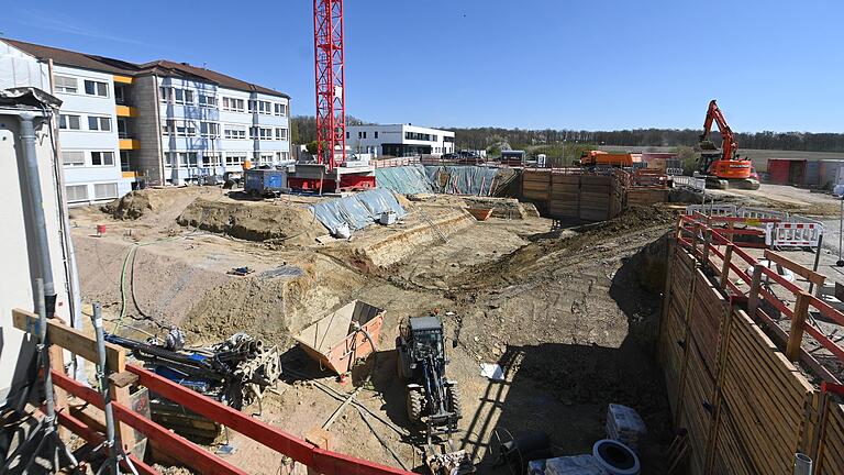 Im Zuge der laufenden Generalsanierung wird die Main-Klinik in Ochsenfurt derzeit um einen Südwestflügel erweitert. Demnächst sorgt die neue Pflegeschule für eine weitere Baustelle im Umfeld des Kreiskrankenhauses.