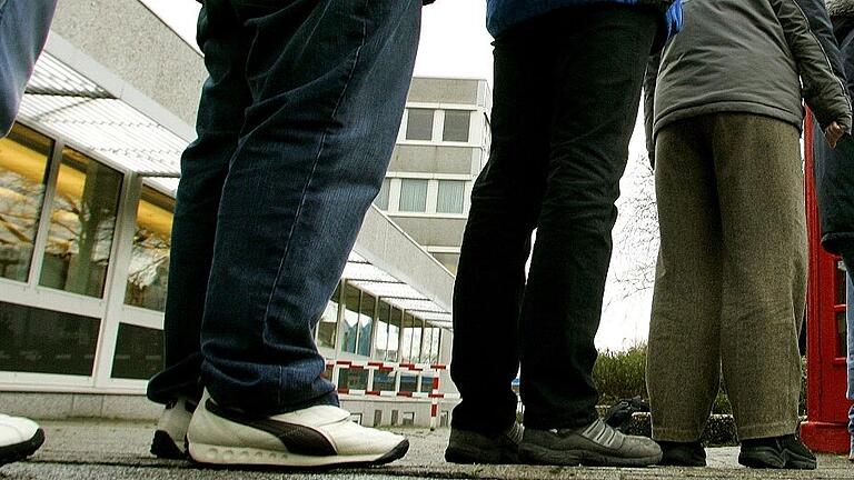 Telefonzelle von 'Gelsen-Net' - Anstehen für Essen: Auch in Deutschland gibt es Menschen, die sehr arm sind. Für einen Obolus von zwei Euro können sich von Armut betroffene Bürger mit Berechtigungsschein bei der Kitzinger Tafel Lebensmittel holen. SYMBOL Telefonzelle von 'Gelsen-Net' - Anstehen für Essen: Auch in Deutschland gibt es Menschen, die sehr arm sind. Für einen Obolus von zwei Euro können sich von Armut betroffene Bürger mit Berechtigungsschein bei der Kitzinger Tafel Lebensmittel holen. SYMBOL