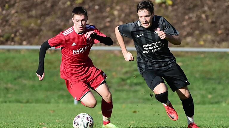 Reichenbachs Torjäger Johannes Katzenberger (rechts, hier im Spiel gegen den TSV Bad Königshofen) steuerte zwei Treffer zum 3:3 seiner Mannschaft gegen den SV Ramsthal bei.