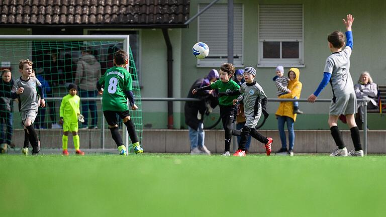 Auch Fußballspielen mit seiner Mannschaft auf dem Sportplatz in Veitshhöchheim klappt für Willi super.