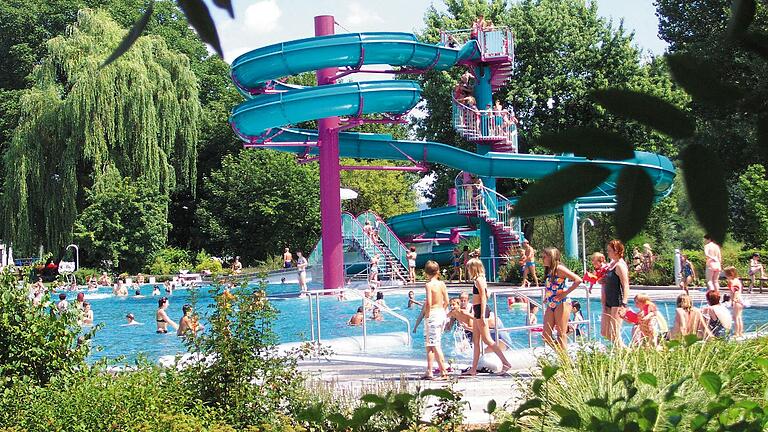 Die 89 Meter lange Rutsche im Lohrer Main-Spessart-Bad ist an heißen Tagen sehr beliebt bei den Schwimmbadgästen. Die 89 Meter lange Rutsche im Lohrer Main-Spessart-Bad ist an heißen Tagen sehr beliebt bei den Schwimmbadgästen.