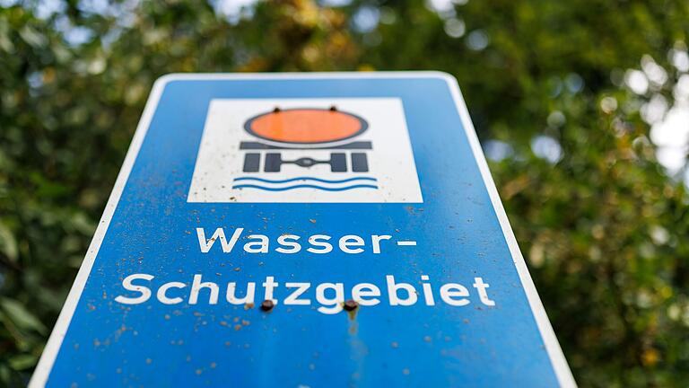 Zu dem geplanten Umbau eines alten Wohnhauses, das im Wasserschutzgebiet bei Sennfeld steht, hatte die Gemeinde Einverständnis erklärt. Jetzt nimmt sie es zurück. Zu dem geplanten Umbau eines alten Wohnhauses, das im Wasserschutzgebiet bei Sennfeld steht, hatte die Gemeinde Einverständnis erklärt. Jetzt nimmt sie es zurück.