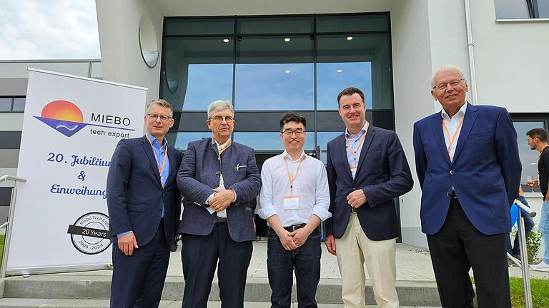 Den Neubau und das 20-jährige Bestehen von Miebo Tech Export feierten (von links): Kurt Treumann (IHK Würzburg), Firmengründer Hans-Joachim Göpfert, Geschäftsführer Dongwei Chen, Bürgermeister Markus Schenk und Architekt Klaus Podack.