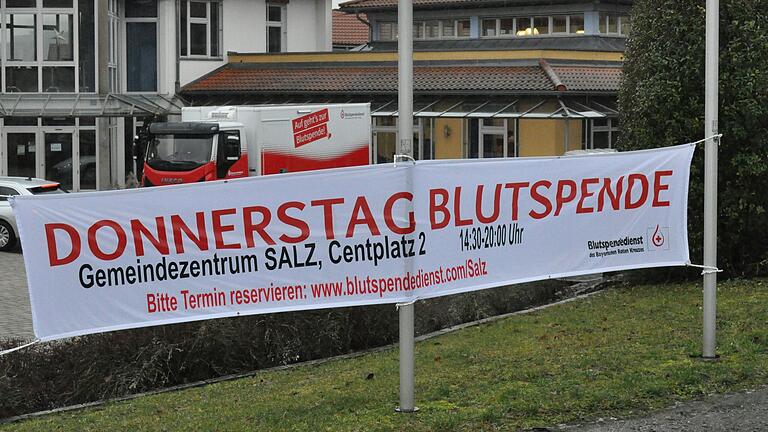 Das Bayerische Rote Kreuz wirbt mit Bannern für die Blutspende. Das Bayerische Rote Kreuz wirbt mit Bannern für die Blutspende. 