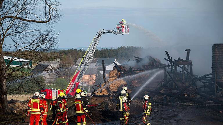 Bauernhof in Oberfranken steht in Vollbrand       -  Bei Helmbrechts brennt ein Bauernhof.