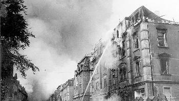 Wegen ihrer kriegswichtigen Industrie ist - Wegen ihrer kriegswichtigen Industrie ist die Stadt Schweinfurt mehrmals
bombardiert worden. Hier: Löschen in der Luitpoldstraße unmittelbar
nach dem Bombenangriff vom 14. Oktober 1943. Wegen ihrer kriegswichtigen Industrie ist - Wegen ihrer kriegswichtigen Industrie ist die Stadt Schweinfurt mehrmals
bombardiert worden. Hier: Löschen in der Luitpoldstraße unmittelbar
nach dem Bombenangriff vom 14. Oktober 1943.