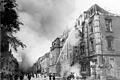 Wegen ihrer kriegswichtigen Industrie ist       -  Wegen ihrer kriegswichtigen Industrie ist die Stadt Schweinfurt mehrmals
bombardiert worden. Hier: Löschen in der Luitpoldstraße unmittelbar
nach dem Bombenangriff vom 14. Oktober 1943.