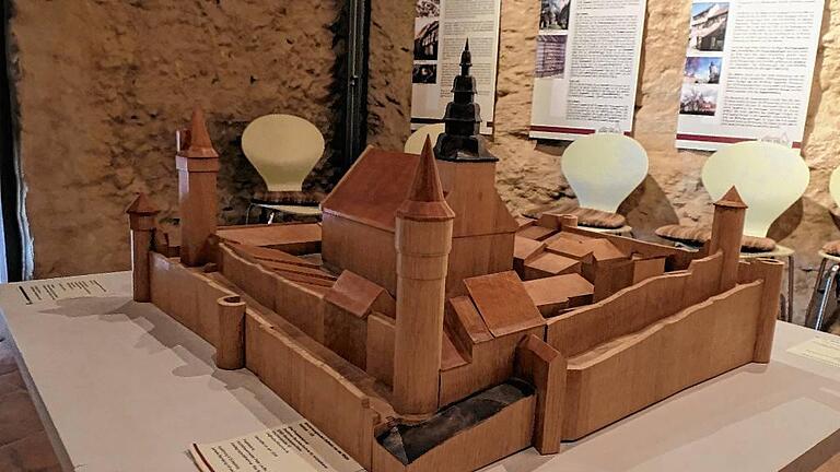 Das originalgetreue Modell der Kirchenburganlage Ostheim ist im Kirchenburgenmuseum ausgestellt. Geschaffen wurde es von Schülern der Holzbildhauerschule in Bischofsheim. Das 'Museum wird von den Kirchenburgfreunden betreut. Das originalgetreue Modell der Kirchenburganlage Ostheim ist im Kirchenburgenmuseum ausgestellt. Geschaffen wurde es von Schülern der Holzbildhauerschule in Bischofsheim. Das 'Museum wird von den Kirchenburgfreunden betreut.