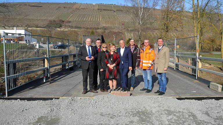 Auf der neu eingerichteten Behelfsbrücke zwischen dem „Oberen Wasen“ und der Tauberinsel in Markelsheim (von links): OB Udo Glatthaar, Stadt- und Kreisrat Urban Lanig, Ortschaftsrätin Hedwig Lanig, Ortsvorsteherin Claudia Kemmer, Landrat Reinhard Frank, Stadtrat Karl Kuhn, Straßenbauamtsleiter Markus Metz und Stadtrat Andreas Lehr.