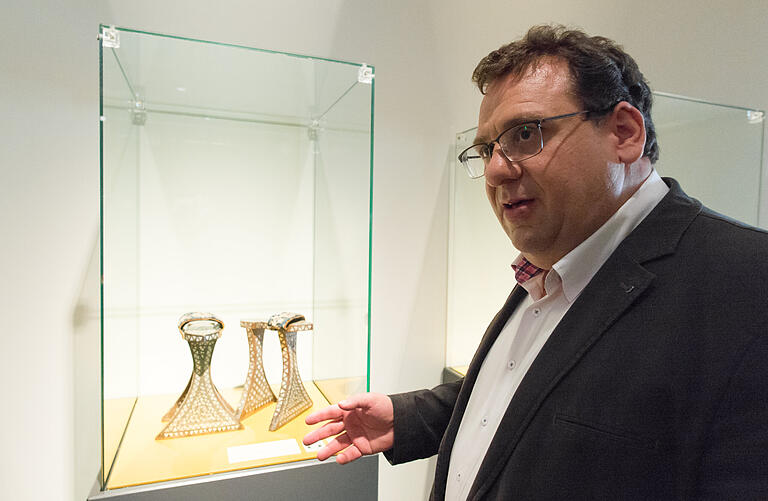 Nur bedingt praxistauglich: Museumsleiter Markus Mergenthaler vor einem Paar perlmuttverzierter Badeschuhe aus dem Nahen Osten. Nur bedingt praxistauglich: Museumsleiter Markus Mergenthaler vor einem Paar perlmuttverzierter Badeschuhe aus dem Nahen Osten.