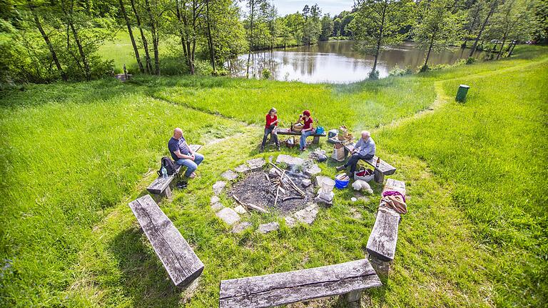 Wer die Zeit lieber am Ufer als im Wasser verbringt, kann unter anderem ein Lagerfeuer schüren. Dafür gibt es am Seidenhäuser See eine Feuerstelle. Wer die Zeit lieber am Ufer als im Wasser verbringt, kann unter anderem ein Lagerfeuer schüren. Dafür gibt es am Seidenhäuser See eine Feuerstelle.