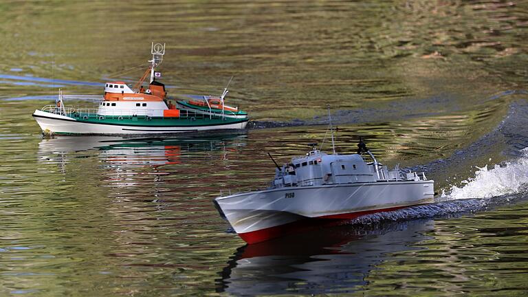 Ein Schnellboot der Bundesmarine zieht an einem Seenotrettungskreuzer vorbei. Ein Schnellboot der Bundesmarine zieht an einem Seenotrettungskreuzer vorbei.
