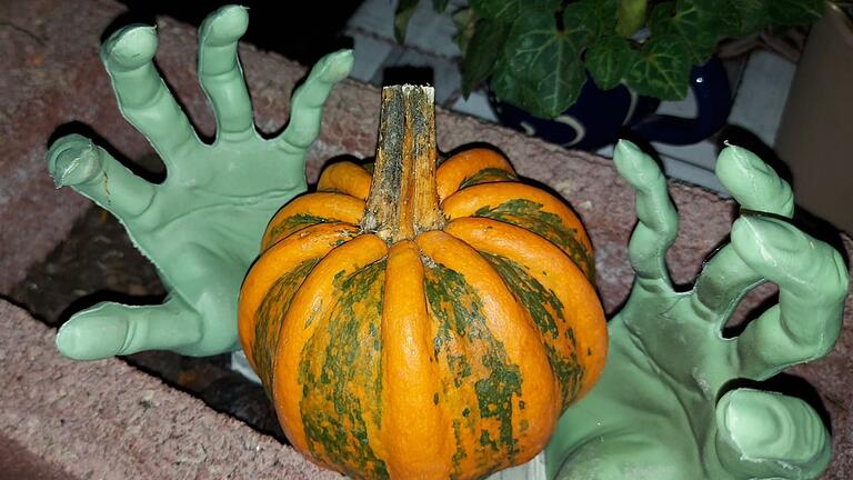 Angelika Lamparter gibt sich bei der Halloween-Deko viel Mühe. Angelika Lamparter gibt sich bei der Halloween-Deko viel Mühe.