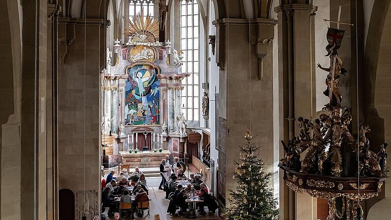 Jede und jeder hat seinen festen Platz, und die Wege für die Gastgeberinnen und Gastgeber durch die Kirche wurden vorher so geplant, dass man möglichst nicht auf Kollisionskurs ist.&nbsp;