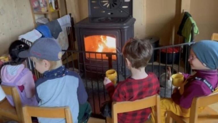 Die Vorfreude auf den Winter ist bei den Waldkindern schon spürbar, wenn sie mit einer Tasse Tee am gemütlichen Ofen in der Waldhütte sitzen.