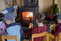 Die Vorfreude auf den Winter ist bei den Waldkindern schon spürbar, wenn sie mit einer Tasse Tee am gemütlichen Ofen in der Waldhütte sitzen.