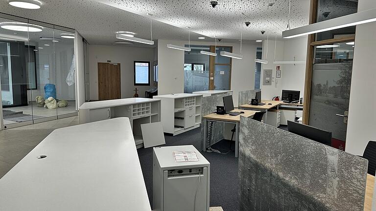 In den vergangenen Monaten wurde in den Räumen der Sparkasse Bad Königshofen viel gearbeitet. Mittlerweile sind die Schäden, die durch die Sprengung entstanden sind, kaum noch erkennbar. In den vergangenen Monaten wurde in den Räumen der Sparkasse Bad Königshofen viel gearbeitet. Mittlerweile sind die Schäden, die durch die Sprengung entstanden sind, kaum noch erkennbar.