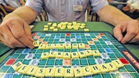 Ein Spieler hat am Donnerstag bei den 2. Deutschen Scrabble-Meisterschaften in Bad Kissingen den Schriftzug &bdquo;Deutsche Scrabble Meisterschaft&ldquo; aus Spielsteinen gelegt. Während der nächsten vier Tage kämpfen 69 Scrabble-Spieler aus ganz Deutschland in Bad Kissingen bei der zweiten deutschen Meisterschaft um den Meistertitel.