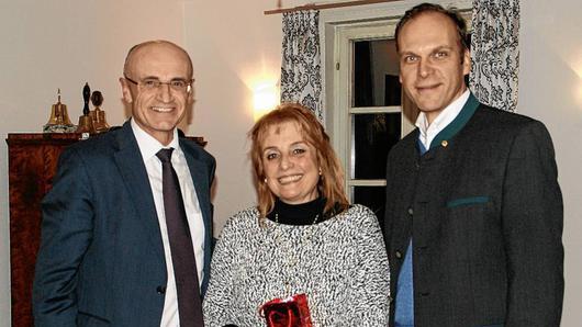 Über die Situation der Flüchtlinge im Landkreis Haßberge referierten beim Lions-Club Haßberge (von links) Landrat Wilhelm Schneider und Dolmetscherin Siza Zaby. Dafür dankte Lions-Präsident Georg Hiernickel nach einer ausführlichen Diskussion.