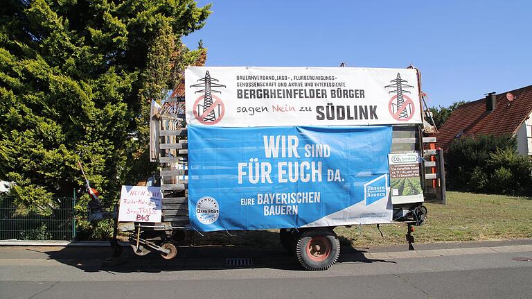 Dieser 'Protest-Anhänger' zeigt die kritische Haltung in der Region gegen die geplanten Stromtrassen und begleitete die Bundestagsabgeordnete Anja Weisgerber bei ihrer Sommertour, im Bild bei der Gärtnerei Benkert in Waigolshausen. Dieser 'Protest-Anhänger' zeigt die kritische Haltung in der Region gegen die geplanten Stromtrassen und begleitete die Bundestagsabgeordnete Anja Weisgerber bei ihrer Sommertour, im Bild bei der Gärtnerei Benkert in Waigolshausen.
