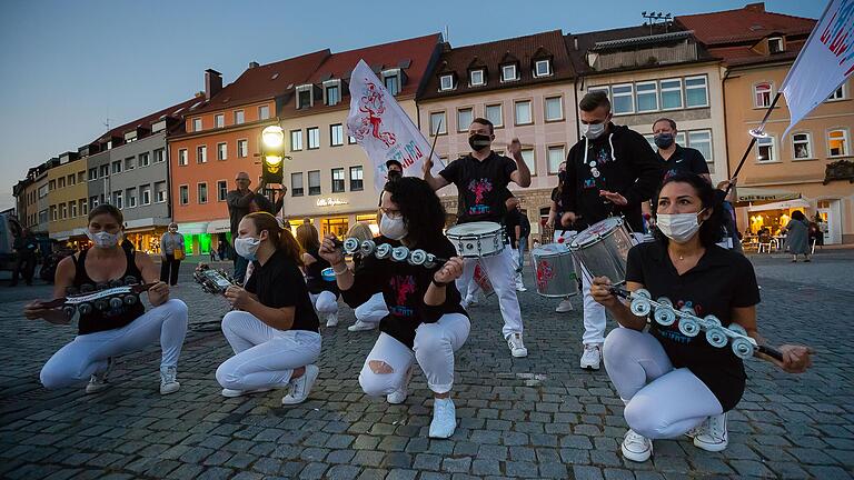 Den Rhythmus im Blut: Die Bateria Caliente aus Hofheim sorgte bei der Nacht der Kultur auf dem Schweinfurter Marktplatz lautstark für Stimmung.