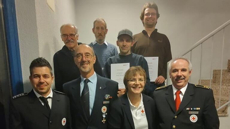 Ehrungen gab es bei der BRK-Versammlung Donnersdorf (hinten von links): Zweiter stellvertretender Bereitschaftsleiter Herbert Barthel, Jürgen Grös, Fachdienstleiter TuS Andreas Wambach, stellvertretender Fachdienstleiter TuS Bernd Schmitt und (vorne von links) Bereitschaftsleiter Enrico Cecconi, Erster stellvertretender Bereitschaftsleiter Gerhard Barthel, Sylvia Schmitt und Kreisbereitschaftsleiter Uwe Hand.