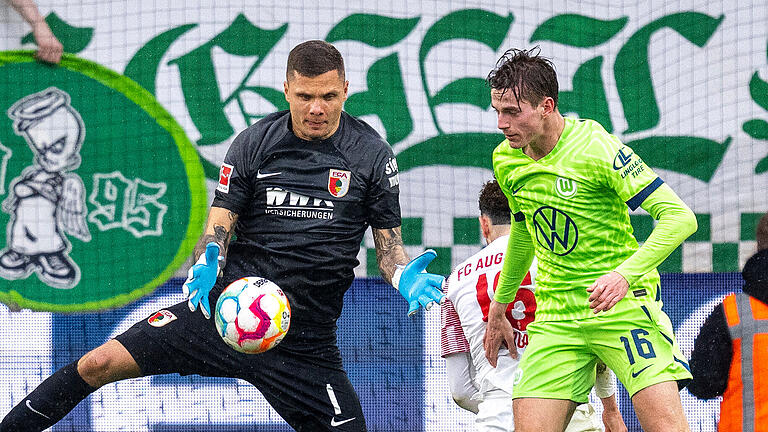 VfL Wolfsburg - FC Augsburg.jpeg       -  FCA-Keeper Rafal Gikiewicz stand beim 2:2 in Wolfsburg auf ungewollte Weise im Fokus.