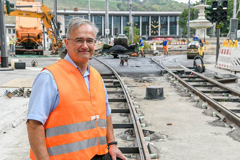 WSB-Geschäftsführer Bernd Karl bei der Gleissanierung am Bahnhofsvorplatz im Sommer 2022.&nbsp;