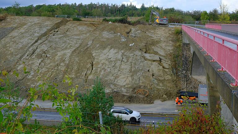 Kurz vor Abschluss der Sanierungsarbeiten an einer Hangfläche am Autobahnzubringer zur A71 bei Bad Neustadt kam es am Dienstagnachmittag abermals zu einem Böschungsrutsch. Die seit Wochen bestehende Umleitung von Bad Königshofen kommend über Rödelmaier muss deshalb weiter beibehalten werden.