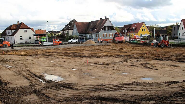 Auf diesem Grundstück zwischen der Rimbacher Straße, der Ringstraße und der Eichfelder Straße in Volkach entsteht eine Mehrfamilienwohnanlage mit 32 Eigentumswohnungen. Auf diesem Grundstück zwischen der Rimbacher Straße, der Ringstraße und der Eichfelder Straße in Volkach entsteht eine Mehrfamilienwohnanlage mit 32 Eigentumswohnungen.