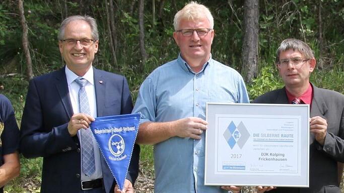 Für die langjährige Vereinsarbeit und das Engagement im Fußball wurde der Kolping-DJK Frickenhausen die &bdquo;Silberne Raute&ldquo; des Bayerischen Fußballverbandes. Von links Bruno Geis, Bürgermeister Eberhard Streit, Vorstand Wolfram Raab, Klaus Eisenmann (BFV-Kreisehrenamtsbeauftragter), Bernd May (Ortssprecher).