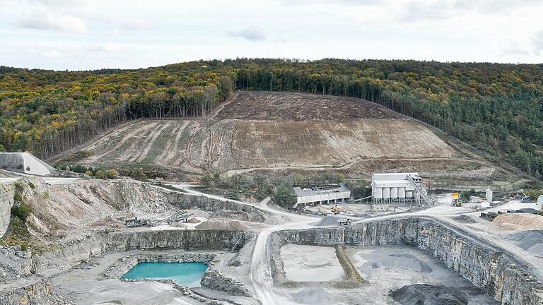 Ein Pumpensumpf im Thüngersheimer Steinbruch liegt tiefer als erlaubt. So konnte der Steinbruchbetreiber Benkert Grundwasser entnehmen. Erlaubt ist das aber nicht. Ein Pumpensumpf im Thüngersheimer Steinbruch liegt tiefer als erlaubt. So konnte der Steinbruchbetreiber Benkert Grundwasser entnehmen. Erlaubt ist das aber nicht. 