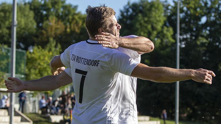 Jubel beim TSV Rottendorf: Die Fußballer sind auf dem besten Weg in die Landesliga - und schon zum zweiten Mal in einer Saison Herbstmeister.