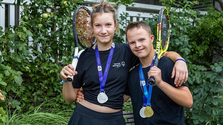 Vincent und seine Schwester Finja mit den Medaillen von den nationalen Special Olympics 2022 in Berlin.