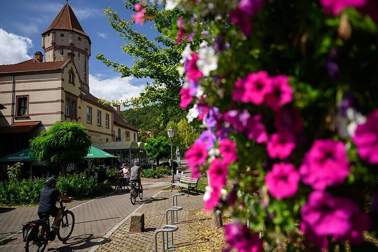 Schöner Platz für ein kühles Getränk nach der Tour: die Promenade am Main in Wertheim. Schöner Platz für ein kühles Getränk nach der Tour: die Promenade am Main in Wertheim.