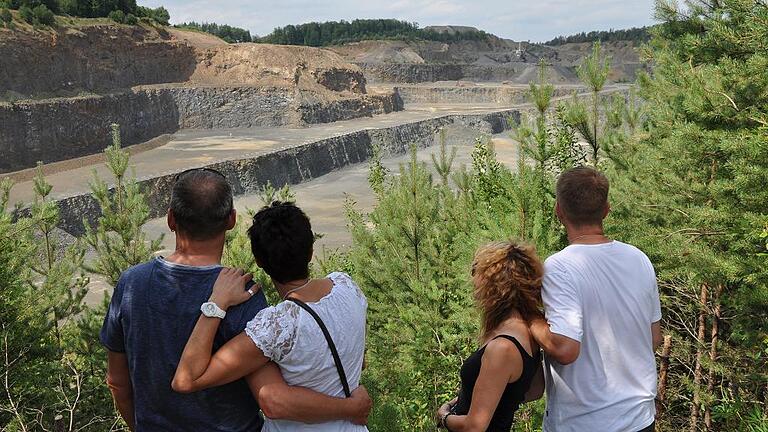 Erdgeschichte auf einen Blick: Industriegeschichte, Informationen über Flora und Fauna an einem Steinbruch, bietet der Stein-Erlebnispfad bei Maroldsweisach. Erdgeschichte auf einen Blick: Industriegeschichte, Informationen über Flora und Fauna an einem Steinbruch, bietet der Stein-Erlebnispfad bei Maroldsweisach.