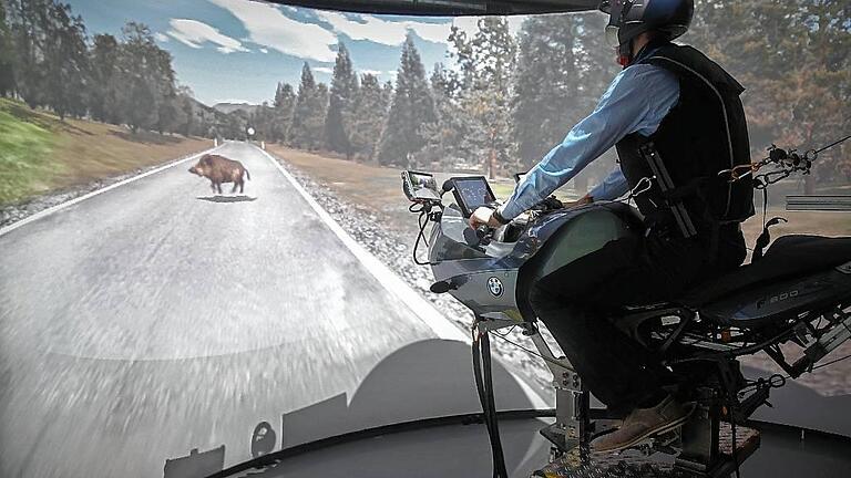 Diplompsychologe Sebastian Will zeigt auf dem Motorrad-Simulator, dass man auch die Reaktion beim Auftauchen eines Wildtieres üben kann.