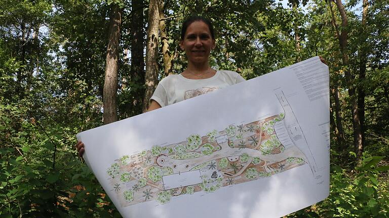 Ein neuer Platz für den Waldkindergarten: Daniela Heidenfelder vom Vorstand des Trägervereins zeigt auf diesem Archivbild auf dem neuen Wald-Grundstück am Romberg die Pläne für das neue Waldkindergartengelände. Ein neuer Platz für den Waldkindergarten: Daniela Heidenfelder vom Vorstand des Trägervereins zeigt auf diesem Archivbild auf dem neuen Wald-Grundstück am Romberg die Pläne für das neue Waldkindergartengelände. 