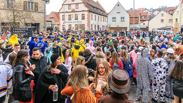 Einen Faschingszug durch Rimpar (Archivbild) wird es in diesem Jahr nicht geben. Grund dafür ist aber nicht die Corona-Pandemie, sondern die Randale aus 2019 und Streitigkeiten bei der Organisation. Einen Faschingszug durch Rimpar (Archivbild) wird es in diesem Jahr nicht geben. Grund dafür ist aber nicht die Corona-Pandemie, sondern die Randale aus 2019 und Streitigkeiten bei der Organisation.