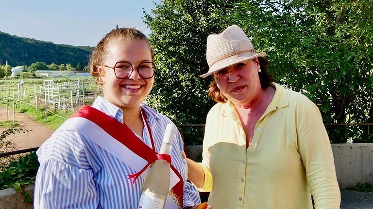 Unser Bild zeigt Kim Müller (links) mit der Vorsitzenden Ulrike Waldhofen bei einem kleinen Empfang auf der Reitanlage des RV Bad Kissingen.       -  Unser Bild zeigt Kim Müller (links) mit der Vorsitzenden Ulrike Waldhofen bei einem kleinen Empfang auf der Reitanlage des RV Bad Kissingen.