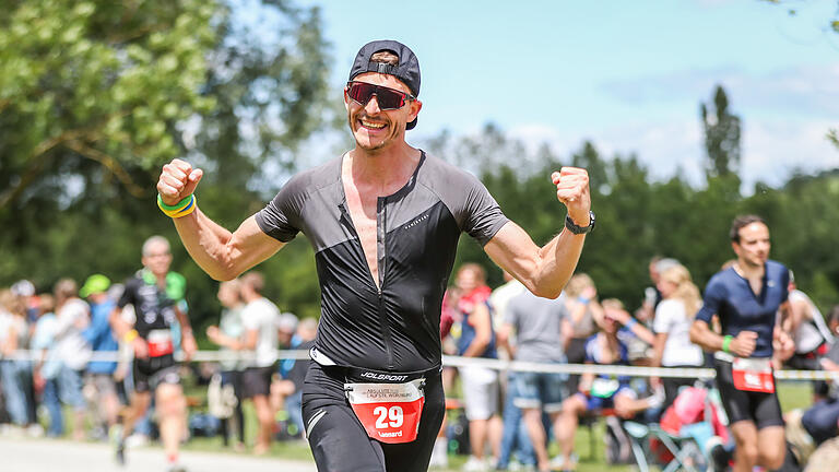 Rund 800 Sportler nehmen am Sonntag 16.06.24 am Lifestyle Würzburg Triathlon am Erlabrunner See teil.