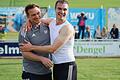 So sehen Meister aus: Trainer Dirk Pschiebl (links) und sein Außenbahnspieler Kai Schlagmüller jubeln über den Titelgewinn ihres FV Helmstadt in der Fußball-Kreisliga Würzburg 2 und den damit verbundenen Aufstieg in die Bezirksliga.
