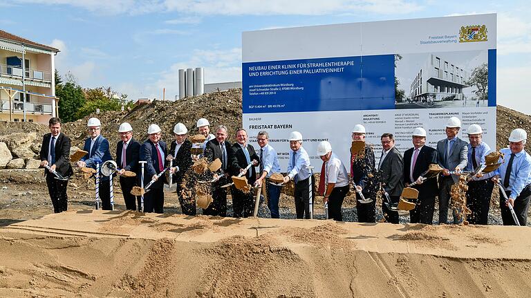 Millionenprojekt bis 2023: der Neubau der Klinik für Strahlentherapie am Uniklinikum Würzburg. Hier der Spatenstich im Juli 2019 u.a. mit Wissenschaftsminister Bernd Sibler (CSU).