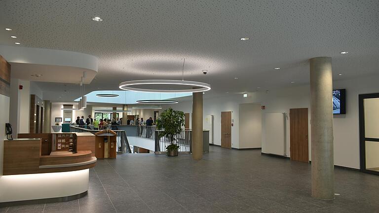 Ein Blick in den Eingangsbereich des Erweiterungsbaus der Psychosomatischen Klinik. Ein Blick in den Eingangsbereich des Erweiterungsbaus der Psychosomatischen Klinik.