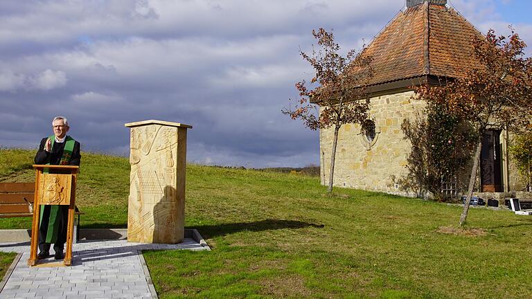 Pfarrer Bernhard Öchsner spendete dem Flurbereinigungsdenkmal neben der Trossenfurter Kapelle den kirchlichen Segen.