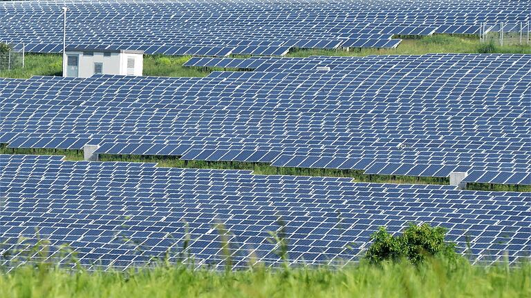 Freiflächen-Photovoltaik-Anlagen wie hier an einer Schnellbahntrasse in Franken wären für die Energiewende in großem Stil auch in Unterfranken nötig. Die Stadt bräuchte für die eigene Stromerzeugung 368 Hektar, die umliegenden Gemeinden wollen aber keine Flächen verpachten oder verkaufen.