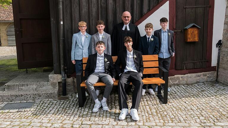 Die Konfirmanden Luke Reifenscheid, Philipp Lindenmayr, Leo Stadtelmeyer, Pfarrer Matthias Subatzus, David Sturm, Julian Sturm und Kilian Ehrmann. Die Konfirmanden Luke Reifenscheid, Philipp Lindenmayr, Leo Stadtelmeyer, Pfarrer Matthias Subatzus, David Sturm, Julian Sturm und Kilian Ehrmann.